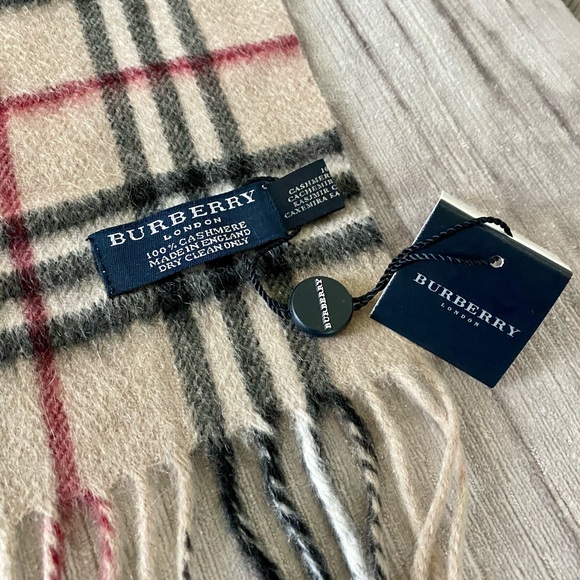 Burberry Classic Check Cashmere Scarf NWT - Picture 3 of 4